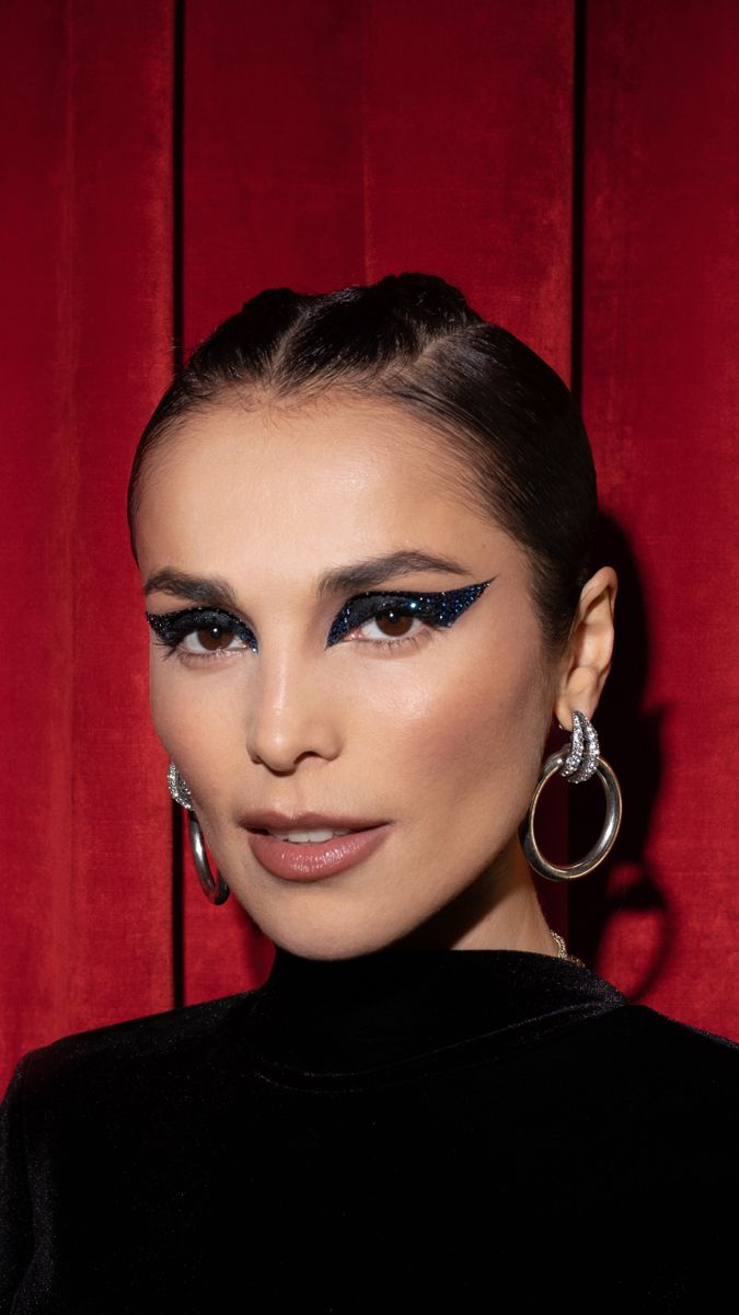 Стрелки выложенные стразами.