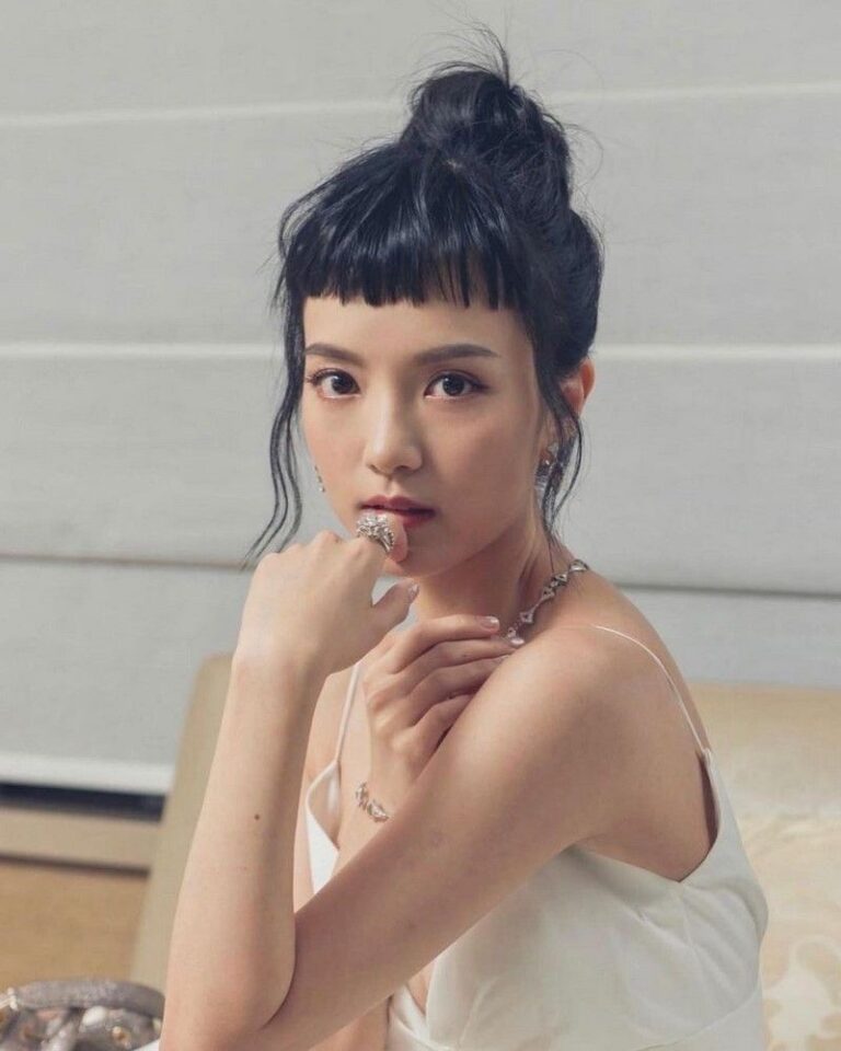 Модные стрижки с челкой 2025: тренды, фото, новинки