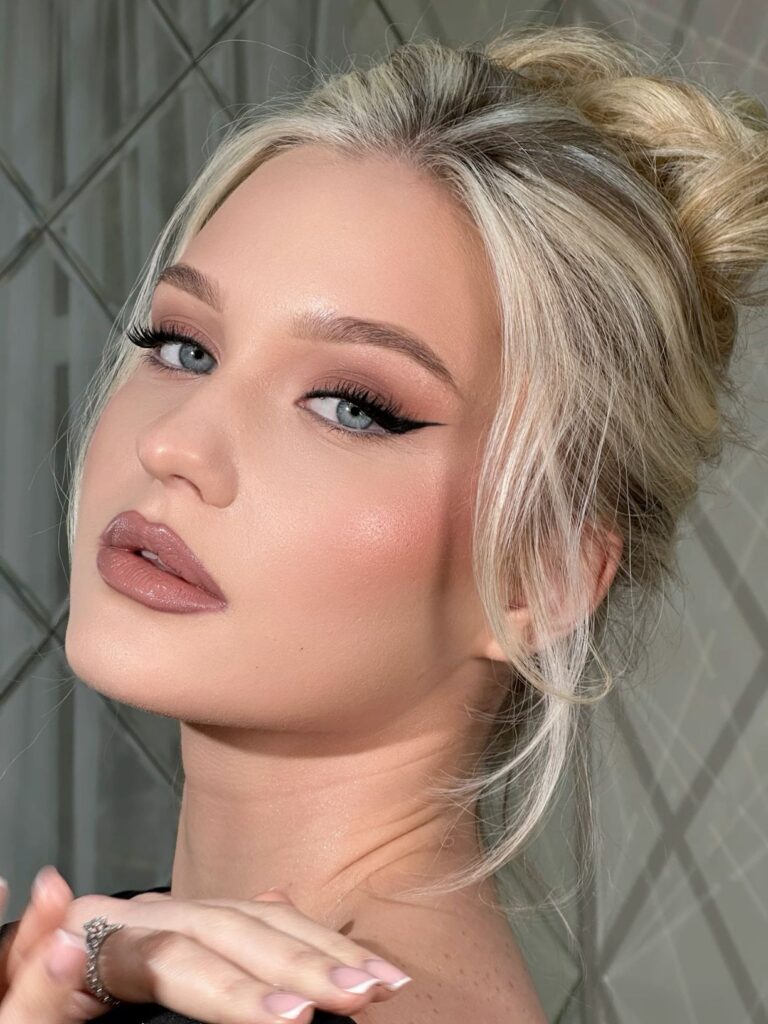 Матовый макияж со стрелкой в коричневых оттенках