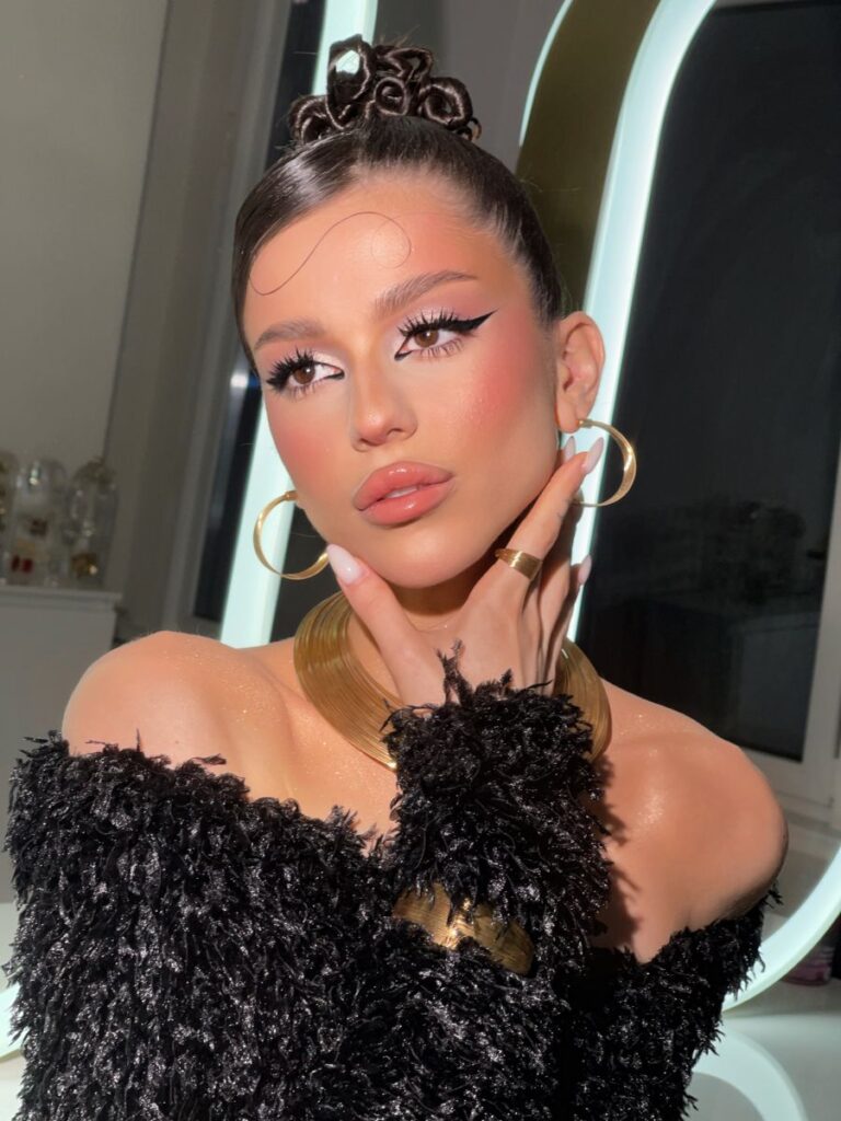 Макияж со стрелкой 2024