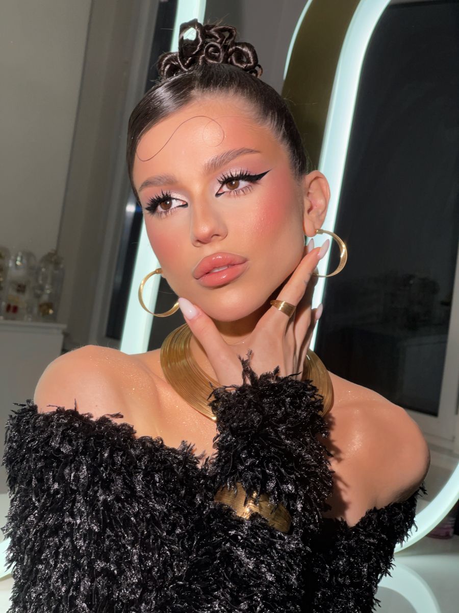 Макияж со стрелкой 2024