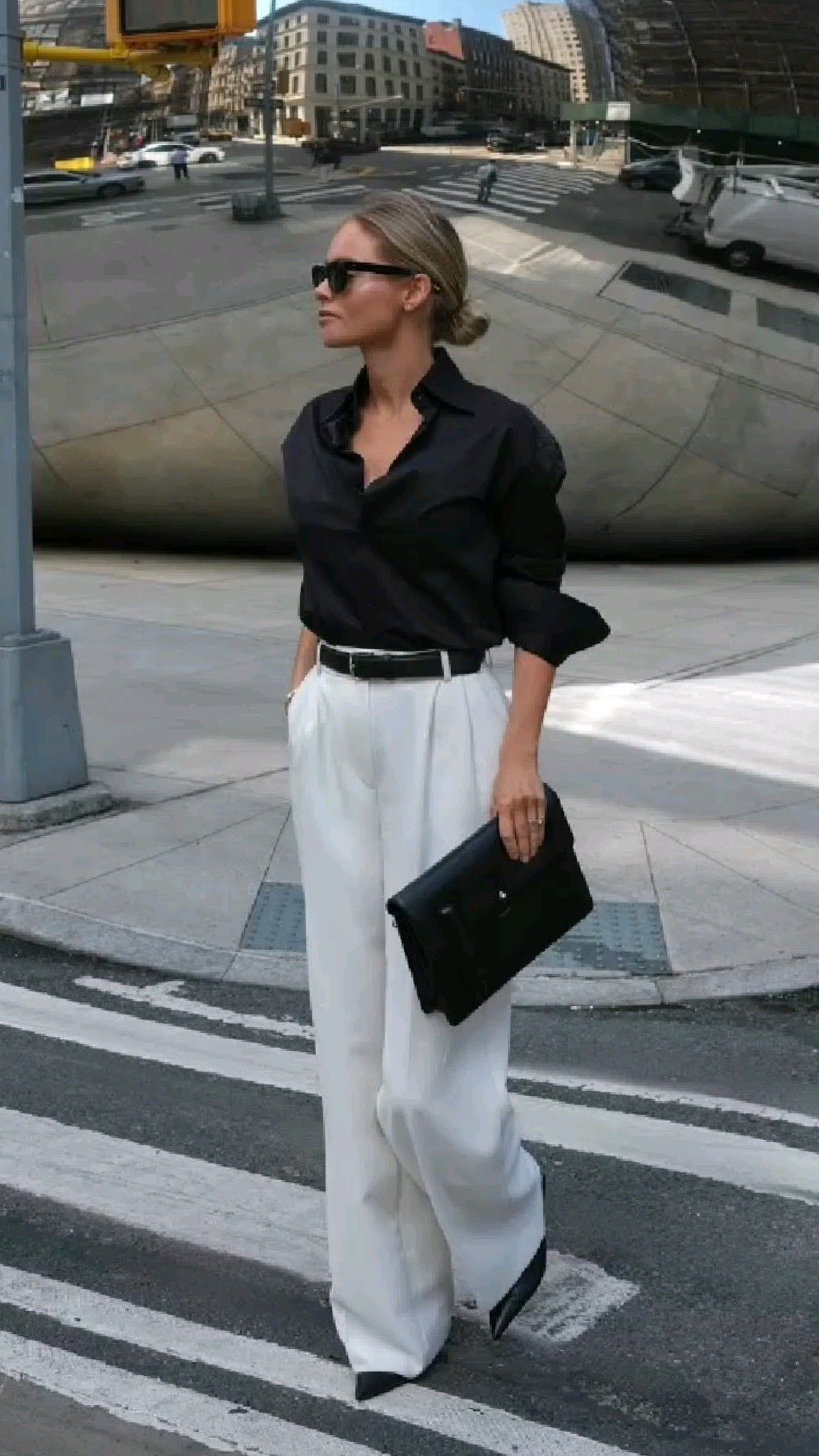 образ на работу, офисный стиль, осенний образ на работу, белые брюки, черная рубашка, черные туфли