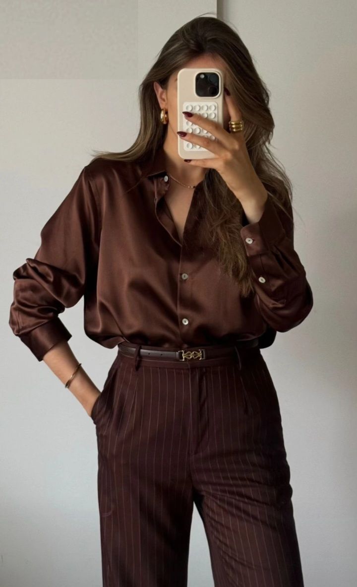 брюки коричневые в полоску, коричневая рубашка,ремень,образ в шоколадном цвете,образ в офис