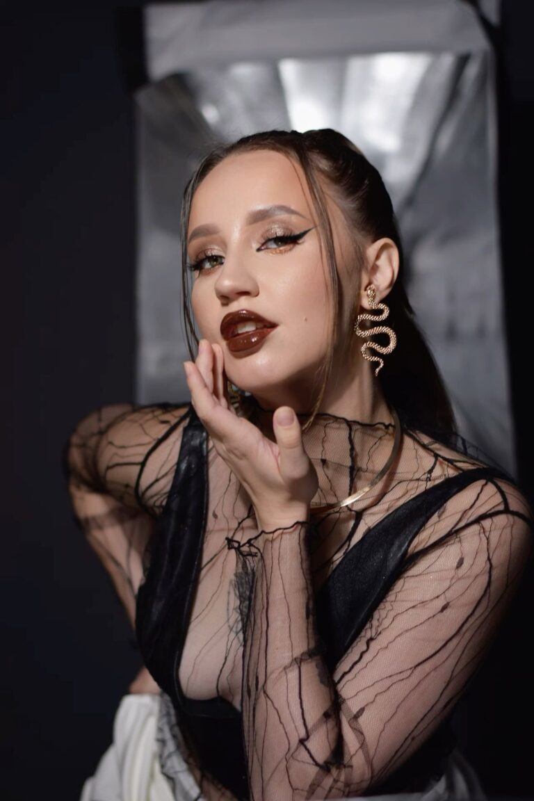 Вечерний макияж со стрелками и яркими шоколадными губами