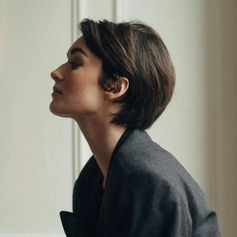 Француженки выбирают это: 5 трендовых причесок для весеннего сезона 2024 года