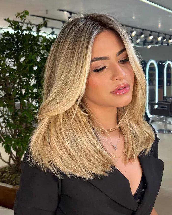 Стрижки на средние волосы 2026: тренды, каскад, боб, объём