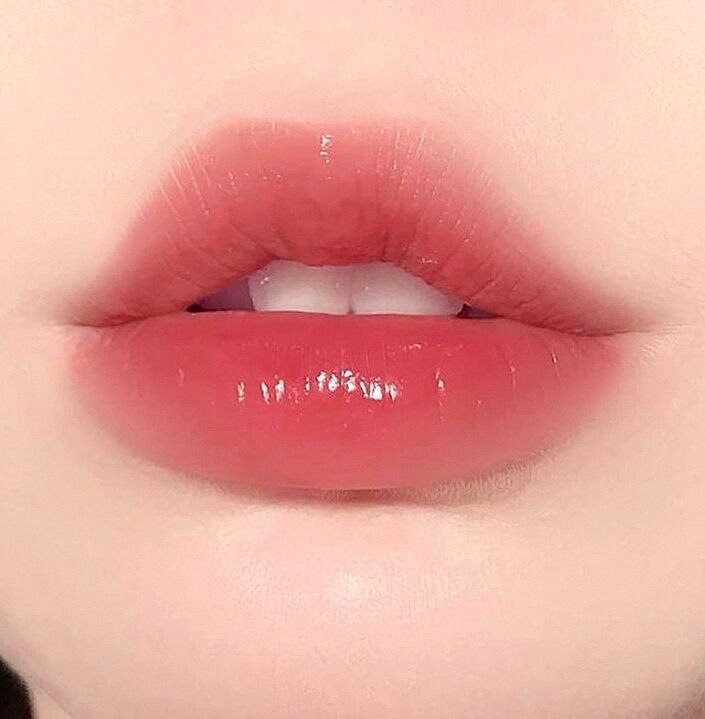 Глянцевые губы в розовом оттенке: уверенность и нежность под светом 💄✨