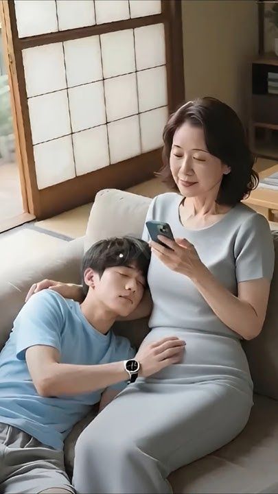 初めて友達の家に行ってソファで寝てしまい、目が覚めたらお母さんが隣にいました！