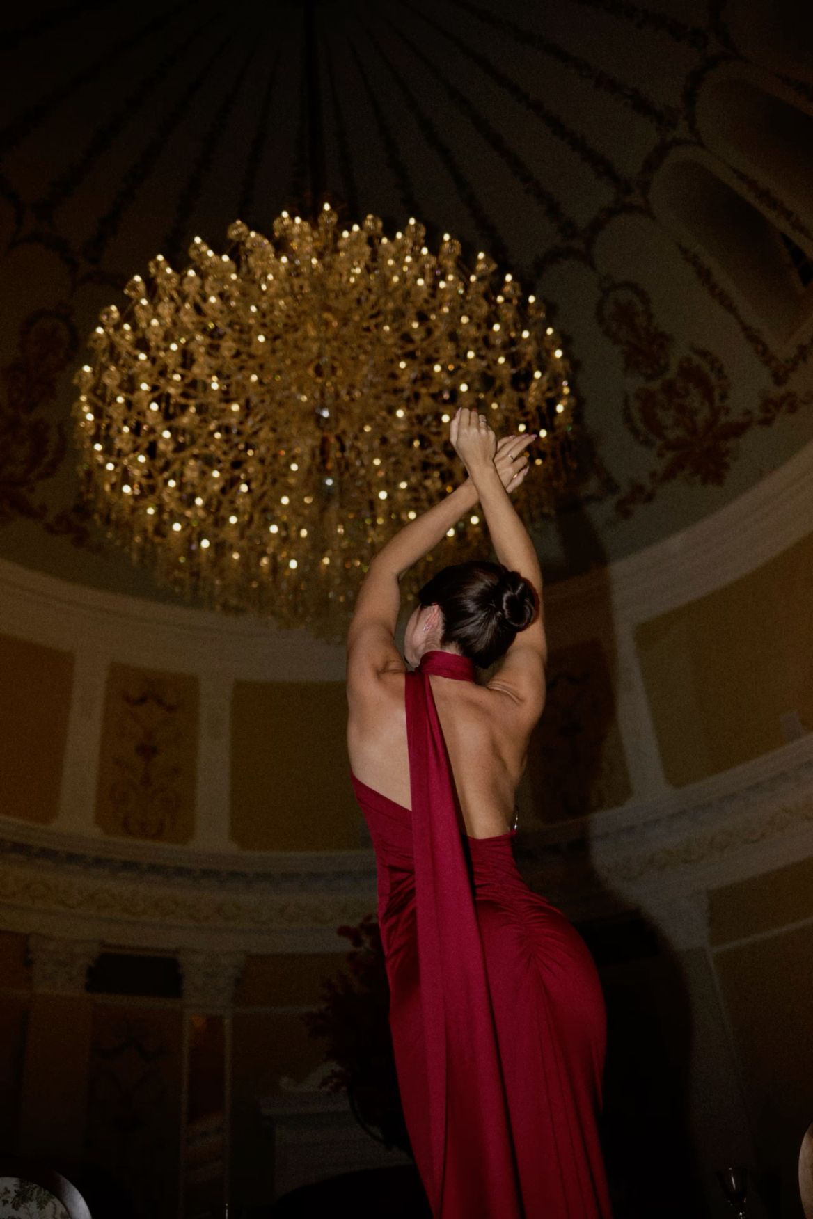 Красивая девушка в платье