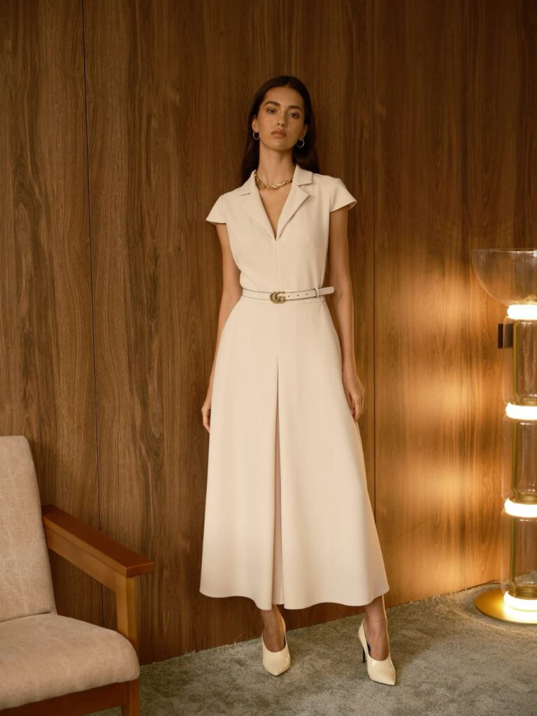 Платье с воротником в молочном цвете