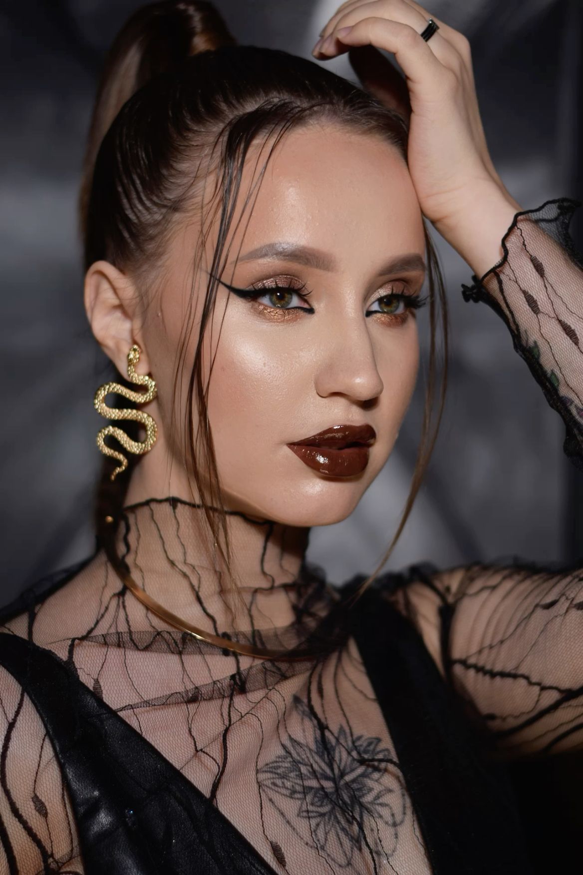 Вечерний макияж со стрелками и яркими шоколадными губами