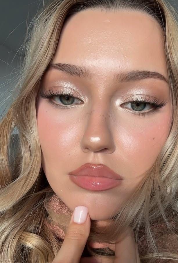 Golden Glow: Effortless Beauty with a Radiant Finish 💫💫