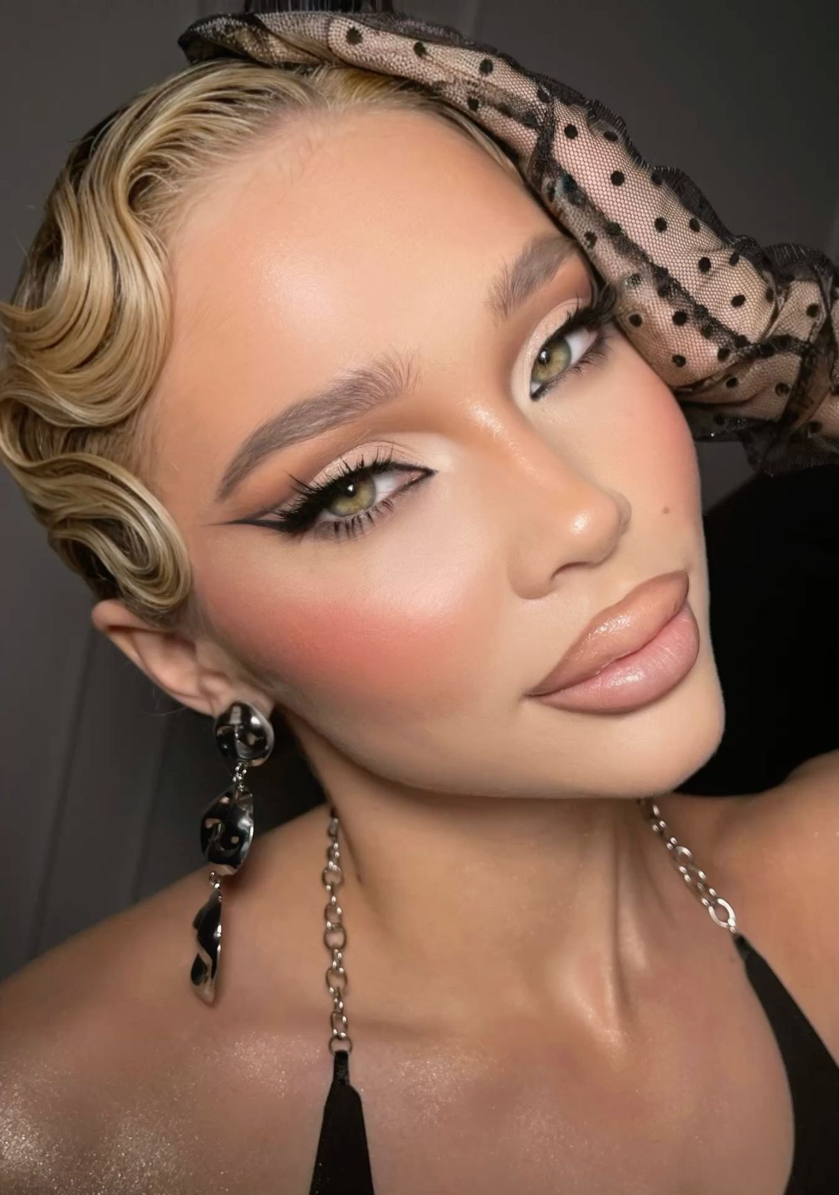 Идеальный макияж под чёрное платье: 19 стильных вариантов 💄✨